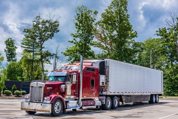 Tractor unit coupled to a refrigerated semi-trailer