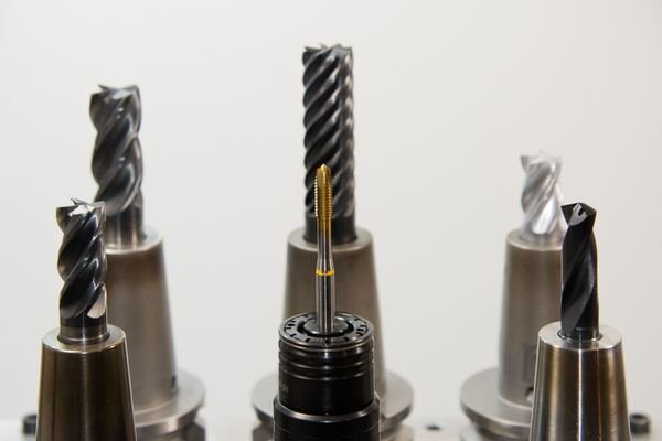 Milling cutters and taps mounted in tool holders