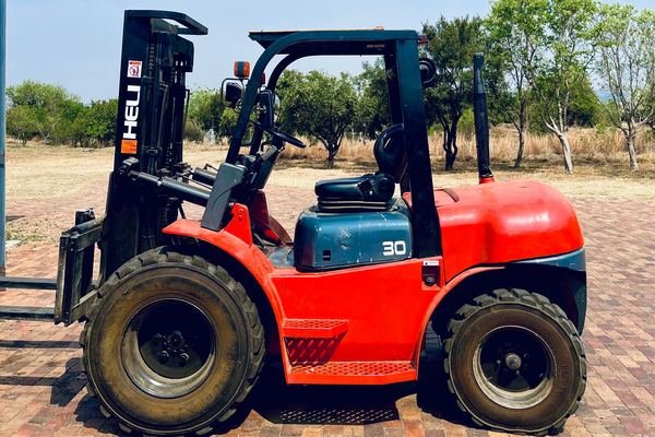 Rough-terrain diesel forklift with a three-stage mast